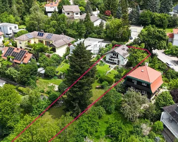 Luftaufnahme des Anwesens mit großem Grundstück und umliegender Wohnbebauung in grüner Umgebung.
