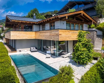 Luxuriöse Villa in den Bergen mit Infinity-Pool, großzügiger Terrasse und atemberaubendem Blick auf die Landschaft.