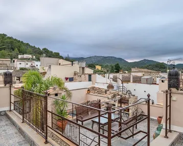 Große Dachterrasse mit Sitzgelegenheiten, Pflanzen und weitem Blick über die umliegende Landschaft.