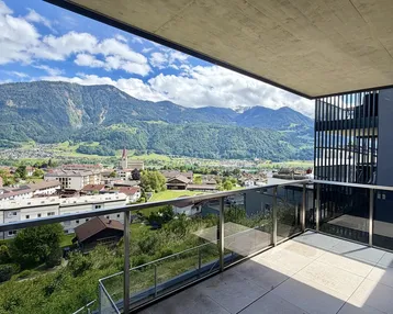 Geräumiger Balkon mit atemberaubendem Panoramablick auf die Berge und die umliegende Stadt.