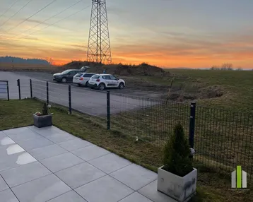 Gepflasterte Terrasse mit Blick auf eine weite Landschaft und einen wunderschönen Sonnenuntergang.
