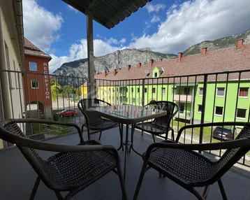 Balkon mit Sitzgelegenheiten und beeindruckendem Bergblick auf die umliegende Landschaft.
