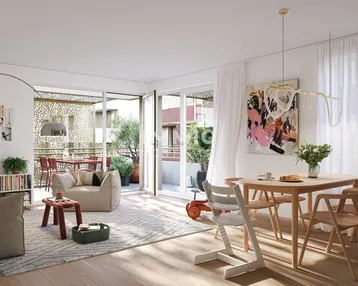 Heller, offener Wohn- und Essbereich mit Holzboden und Zugang zu einem sonnigen Balkon.