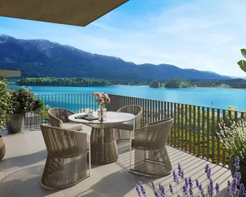 Geräumiger Balkon mit modernen Möbeln und atemberaubendem Blick auf den See und die Berge.