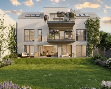 Moderne Wohnanlage mit begrünten Balkonen, Terrasse und weitläufigem Gartenbereich im Sonnenlicht.