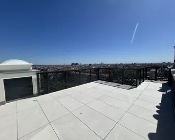 Großzügige Dachterrasse mit weitem Blick über die Stadt und moderner Gestaltung.
