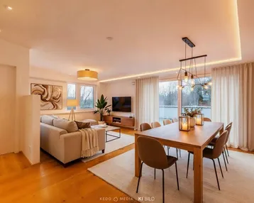 Heller, offener Wohn- und Essbereich mit Holzboden, modernen Möbeln und Zugang zur Terrasse.