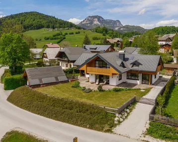 Großzügiges Einfamilienhaus in ländlicher Umgebung mit Bergblick und gepflegtem Gartenbereich.
