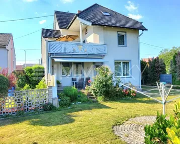 Einfamilienhaus mit Garten, Balkon und kleiner Terrasse im Grünen gelegen.