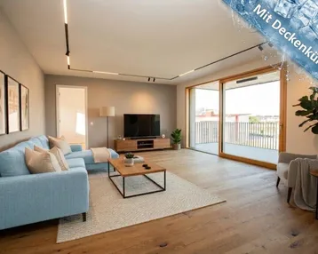 Helles Wohnzimmer mit modernem Design, Holzboden, Zugang zum Balkon und integrierter Deckenkühlung.