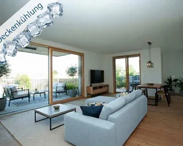 Lichtdurchfluteter Wohn- und Essbereich mit modernem Design, Holzboden, direktem Zugang zum Balkon und Deckenkühlung.