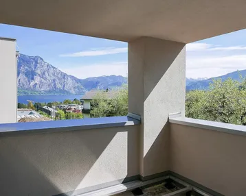 Unfertiger Balkon mit atemberaubendem Blick auf den See und die umliegenden Berge.