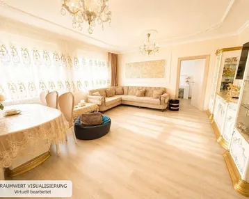 Heller Wohn- und Essbereich mit beigem Sofa, Esstisch und eleganten Kronleuchtern.