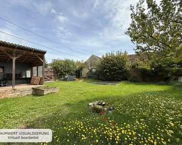 Großer Garten mit Rasenfläche, Blumen und einer überdachten Terrasse, ideal für Entspannung im Freien.