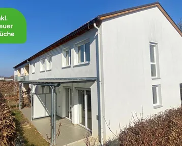 Moderne Reihenhausfassade mit überdachter Terrasse und gepflegter Hecke im Vordergrund, inklusive neuer Küche.