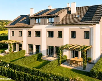Moderne Reihenhäuser mit gepflegten Gärten, Pergolen und Solaranlagen auf dem Dach.