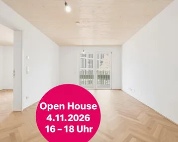 Heller Wohnraum mit elegantem Fischgrätparkett, Holzbalkendecke und Zugang zu einem französischen Balkon.