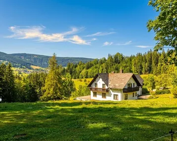 Charmantes Landhaus in idyllischer Berglandschaft mit weitem Blick und viel Grün.