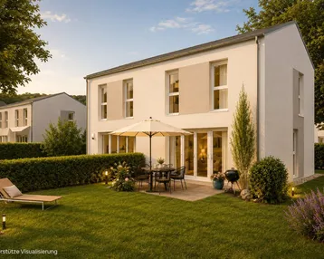 Modernes Einfamilienhaus mit gepflegtem Garten, Terrasse und Sitzbereich unter einem Sonnenschirm.