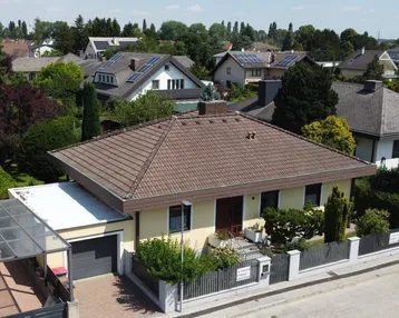 Luftaufnahme des Einfamilienhauses mit umliegender Nachbarschaft und gepflegten Gärten.