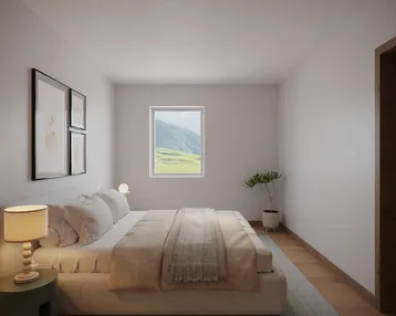 Gemütliches Schlafzimmer mit hellem Bett, Holzboden und Fenster mit grüner Aussicht.