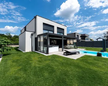 Großzügiger Gartenbereich mit modernem Pool, überdachter Terrasse und gepflegter Rasenfläche hinter dem Haus.