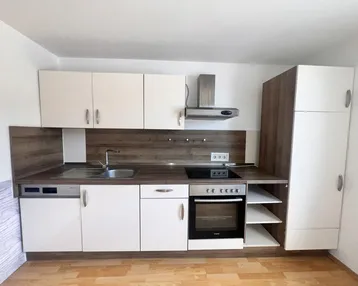 Moderne Einbauküche mit hellen Fronten, Holzakzenten und integrierten Geräten.