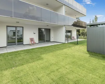 Moderne Erdgeschosswohnung mit großer Terrasse und eigenem Gartenanteil in Neubau. 