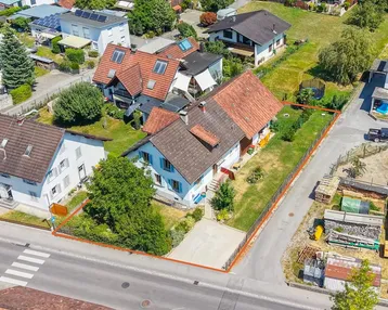 Luftaufnahme des Anwesens mit Garten und umliegender Bebauung, rot umrandet.