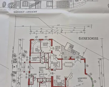 Grundriss des Erdgeschosses mit Wohnzimmer, Küche, Schlafzimmern und Wintergarten.