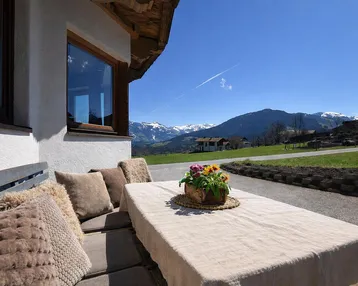 Gemütliche Terrasse mit Sitzgelegenheiten und einem atemberaubenden Blick auf die umliegende Berglandschaft.