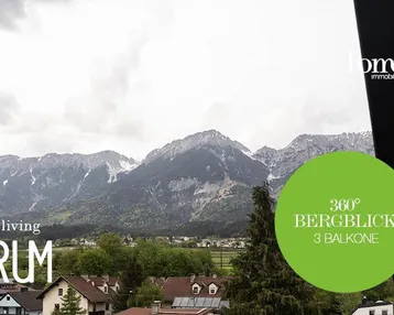 Panoramablick auf die majestätischen Berge und die umliegende Wohnbebauung von der Immobilie aus.
