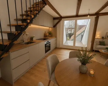 Moderner offener Wohn-Essbereich mit integrierter Küche, Holzbalken und Zugang zum Balkon.