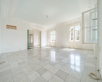 Helles, geräumiges Zimmer mit Marmorfliesenboden und Stuckdecke, bereit zur individuellen Gestaltung.