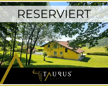 Gelbes Haus mit großem Garten und Bergblick, aktuell reserviert, umgeben von grüner Natur.