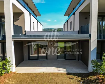 Moderne Reihenhäuser mit privater Terrasse und Gartenbereich im Neubau.