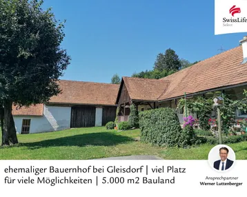 Ehemaliger Bauernhof mit großem Grundstück und viel Grünfläche in ländlicher Umgebung.