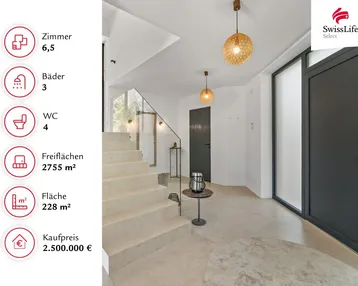 Heller, moderner Eingangsbereich mit offener Treppe und stilvollen Hängelampen.