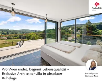 Helles Schlafzimmer mit großen Fensterfronten, direktem Zugang zur Terrasse und weitem Blick ins Grüne. Moderne Einrichtung und hochwertige Fliesenböden.