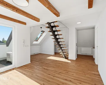 Helles Dachgeschoss-Wohnzimmer mit Holzbalken, modernem Treppenaufgang und Zugang zur Dachterrasse.