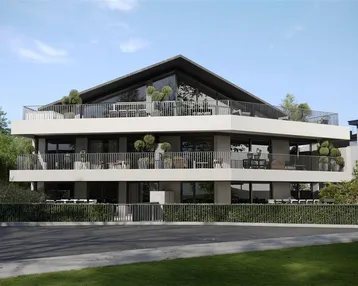 Moderne Wohnanlage mit mehreren Balkonen und einer markanten Dachterrasse.