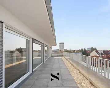 Weitläufige Dachterrasse mit modernen Fliesen und Panoramablick auf die städtische Umgebung.
