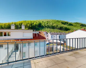 Geräumige Dachterrasse mit moderner Verglasung und weitem Blick ins Grüne.