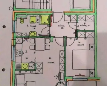 Detaillierter Grundrissplan mit Treppenhaus, Wohnbereich, Schlafzimmer und Balkon.