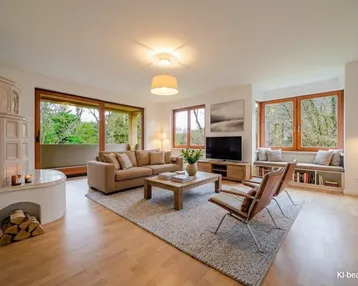 Helles Wohnzimmer mit großem Kachelofen, Holzboden und Zugang zu einem Balkon mit Grünblick.