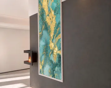 Wand mit modernem Kamin und einem großen, kunstvollen Dekorationspaneel in Blau-Gold-Tönen.