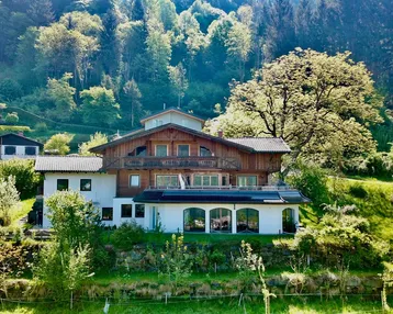 Charmantes Chalet in alpiner Umgebung mit Holzelementen und grüner Landschaft.