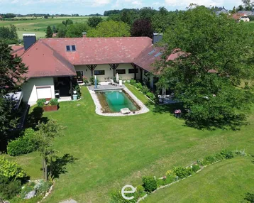 Luftaufnahme des Anwesens mit großem Garten, Pool und umgebender grüner Landschaft.