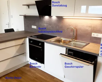 Moderne Einbauküche mit weißen Hochglanzfronten und integrierten Bosch Markengeräten für höchsten Komfort.