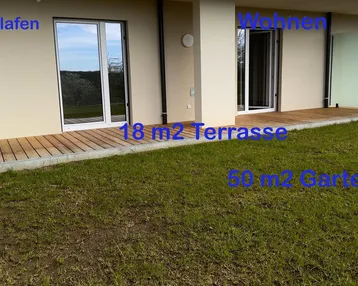 Erdgeschosswohnung mit großer Holzterrasse und angrenzendem Gartenbereich, ideal für Entspannung im Freien.